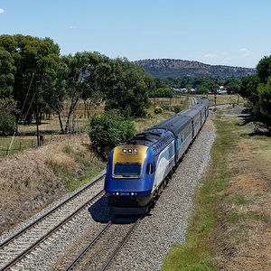 XPT departing Cootamundra