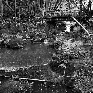 Narita Temple stone bridge.jpg